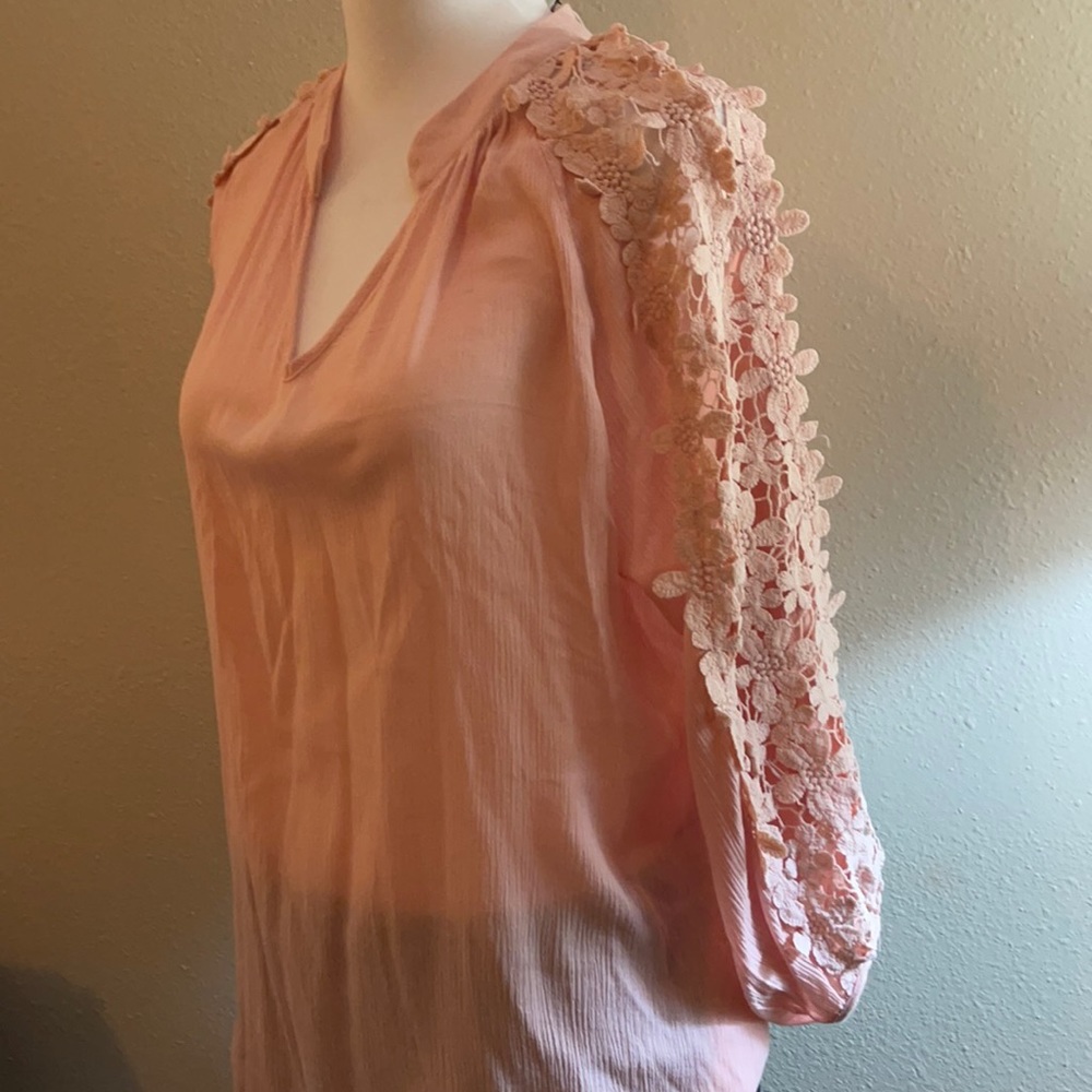 Beautiful lace arm - lightweight Dani Dani blouse